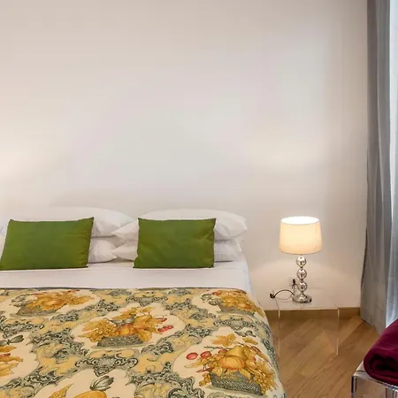 Downtown_blossom With Small Terrace Róma